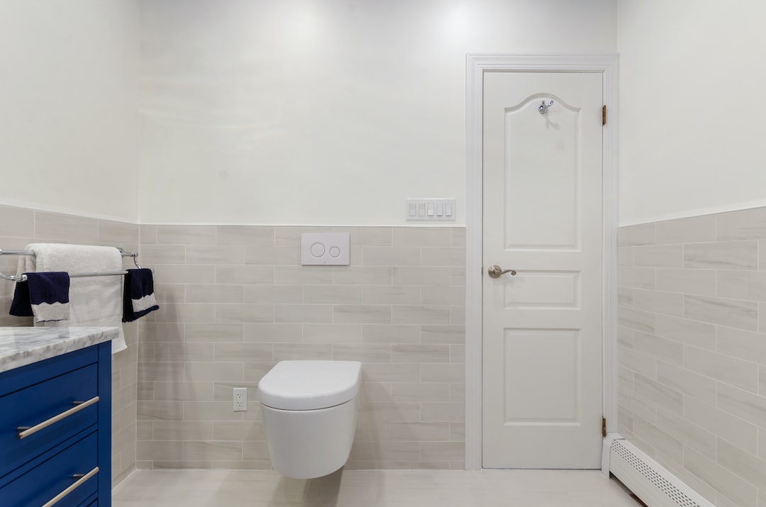 Jak wybrać idealne drzwi do twojej łazienki: poradnik krok po kroku