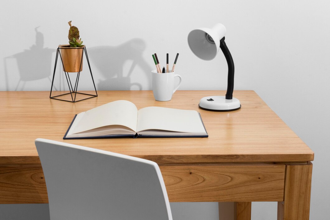 Jak wybrać doskonałe biurko sosnowe do twojego domowego biura?