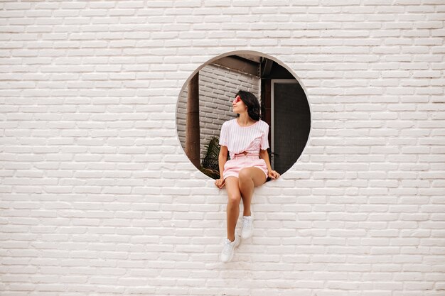 Jak stworzyć przytulne wnętrze za pomocą płytek o wyglądzie cegły?