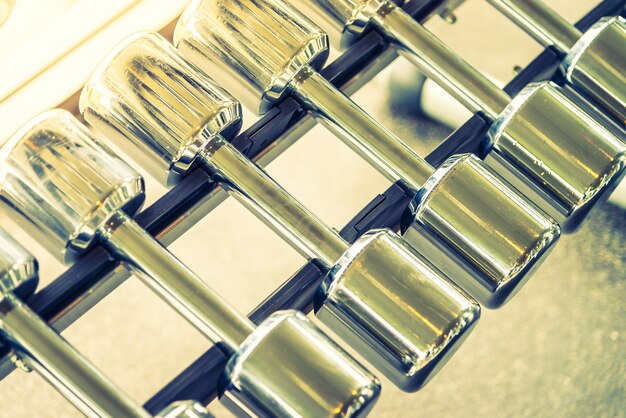 Jak działa siłownik pneumatyczny w automatyzacji procesów przemysłowych?